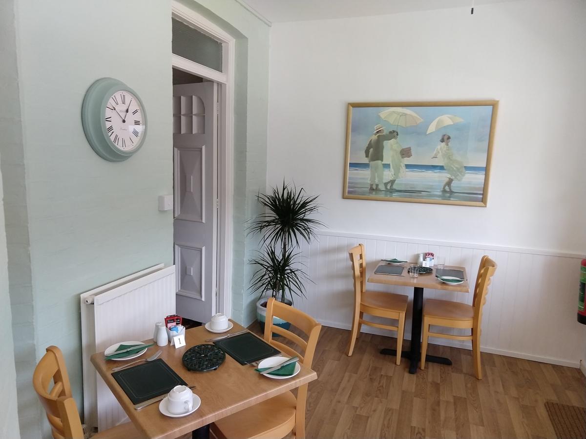 By The Sea Bed And Breakfast 伊斯特布恩 外观 照片