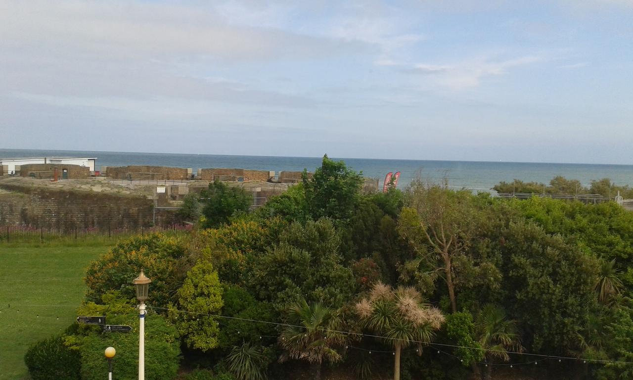 By The Sea Bed And Breakfast 伊斯特布恩 外观 照片