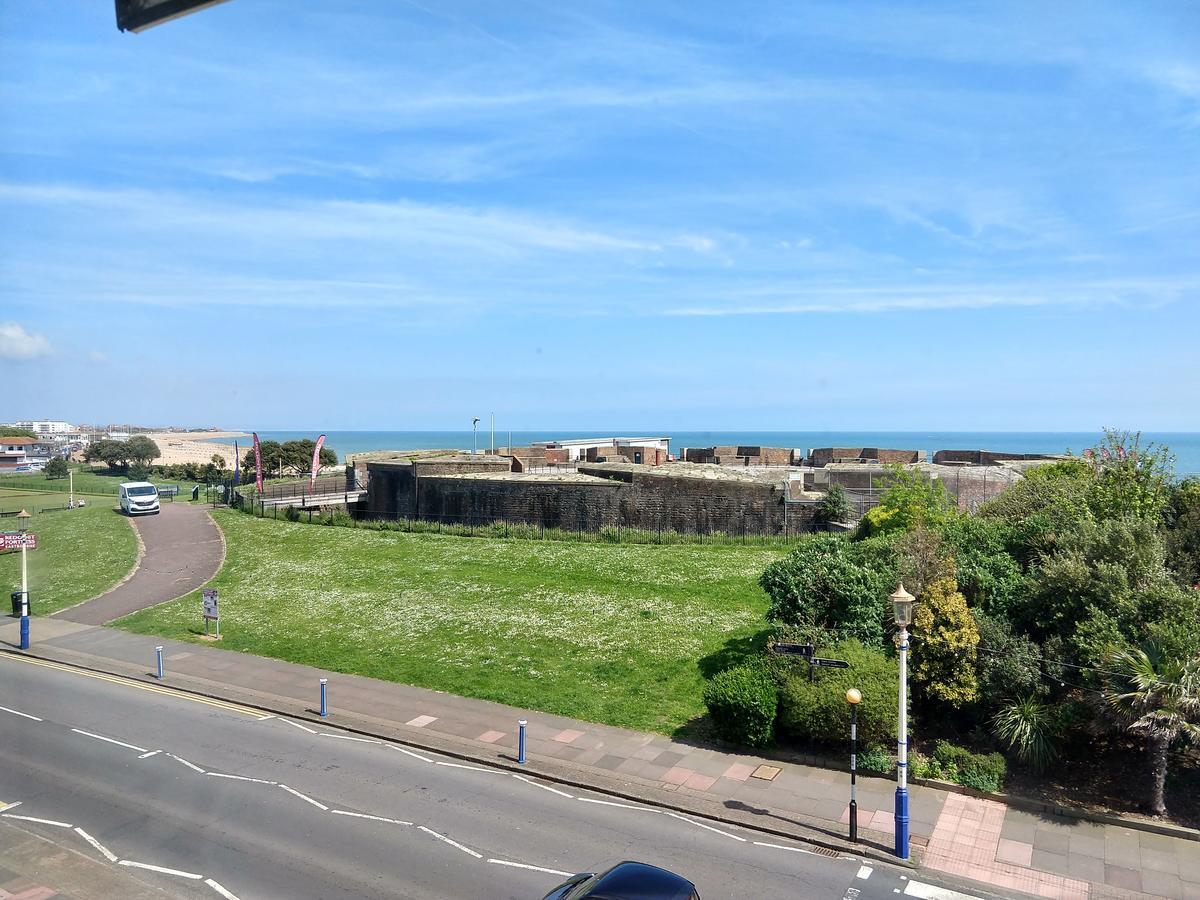 By The Sea Bed And Breakfast 伊斯特布恩 外观 照片