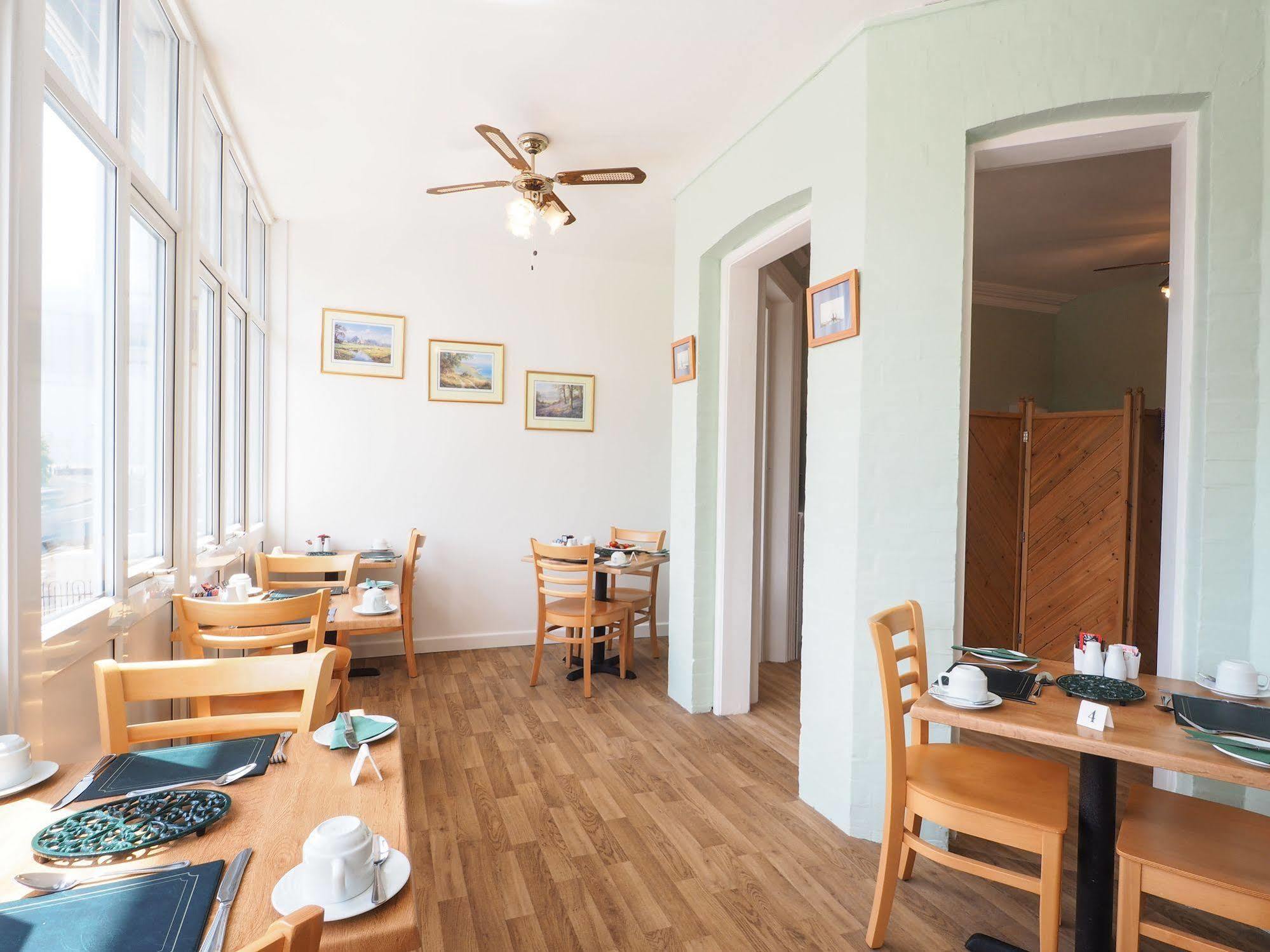 By The Sea Bed And Breakfast 伊斯特布恩 外观 照片